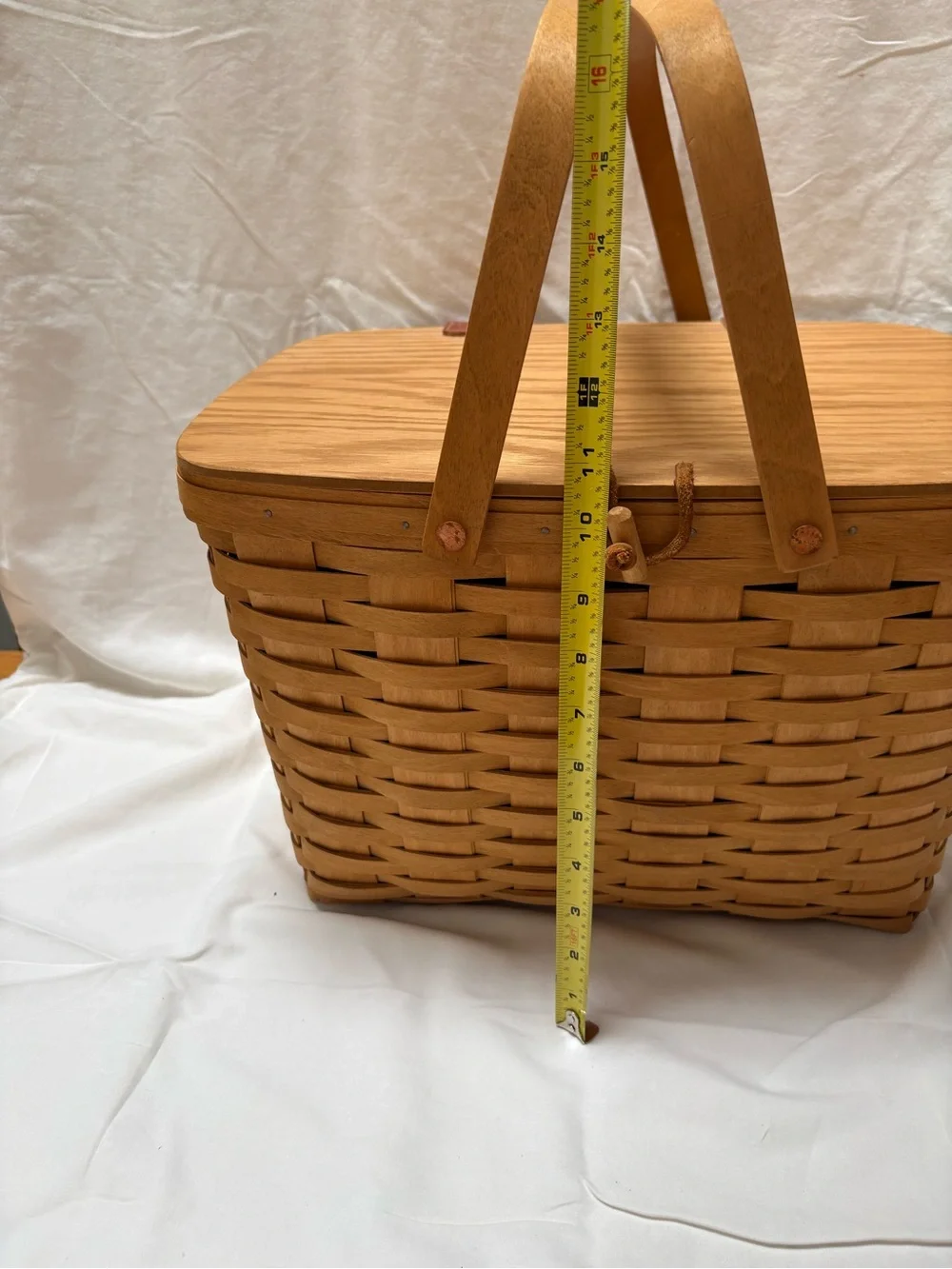 Longaberger Large Picnic Basket with Lid model 18122 in Light Brown
